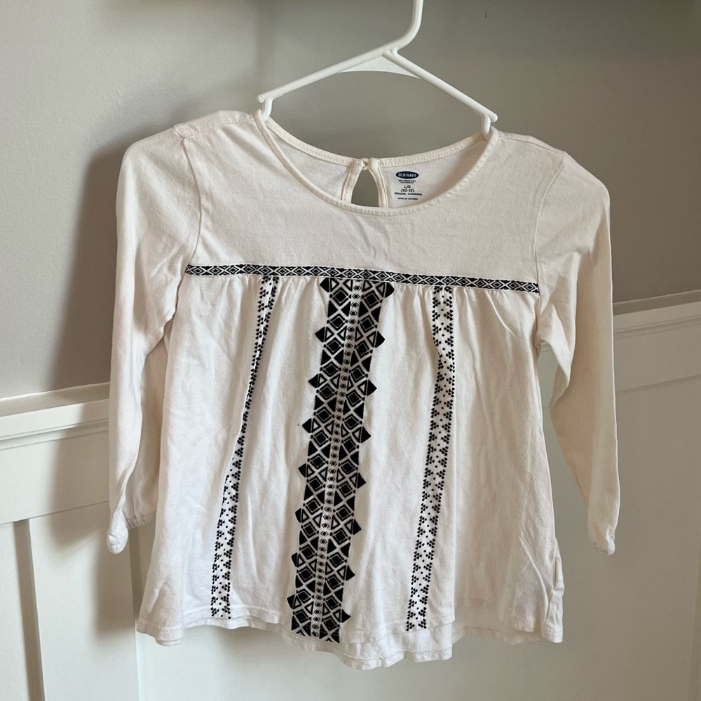 SALE! Old Navy Ivory 3/4 Sleeve Tee. Black Embroidery on Front. Size: L (10-12).